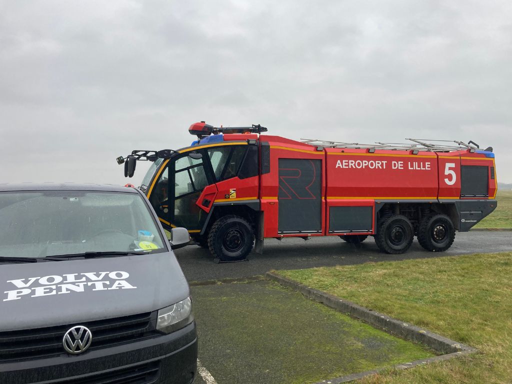 Camion incendie Rosenbauer assistance Volvo Penta Aéroport de Lille