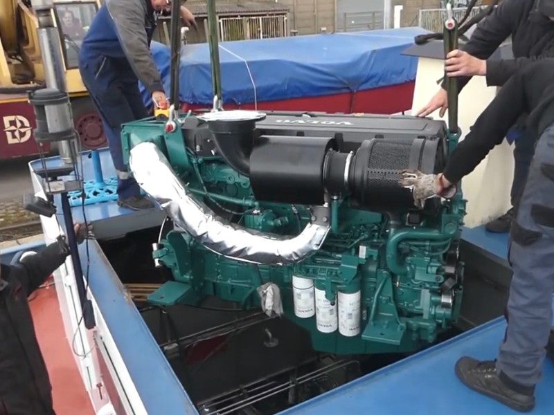 Grutage moteur marin Volvo Penta dans la péniche
