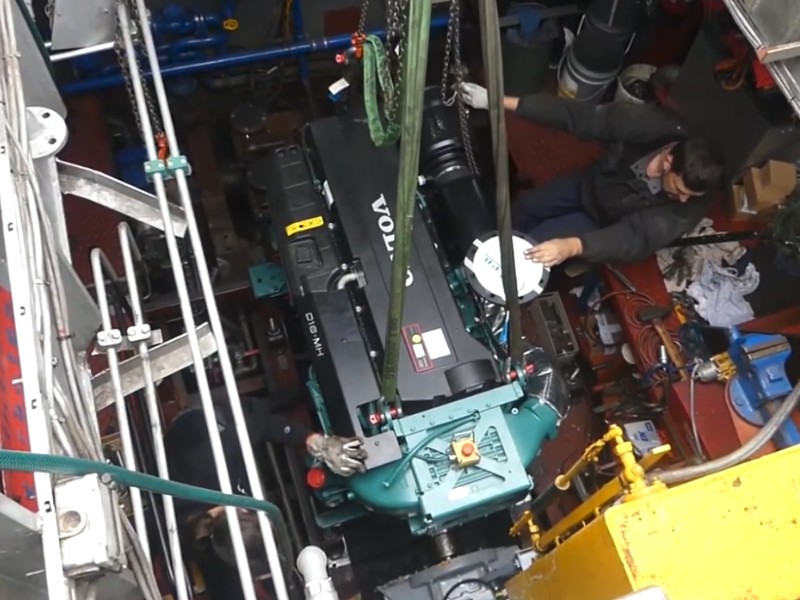 Installation moteur Volvo-penta dans la péniche