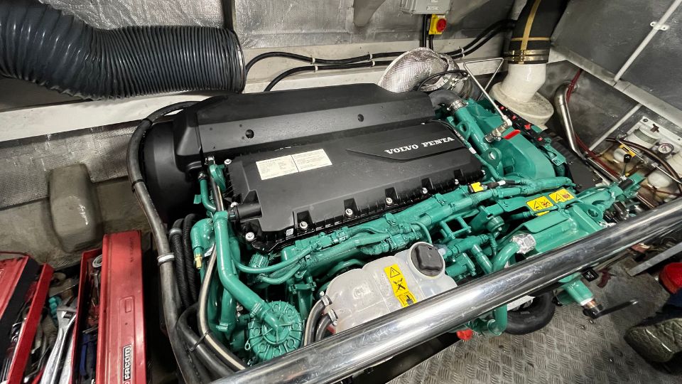 Installation dans la cale du moteur Volvo Penta D8 MH